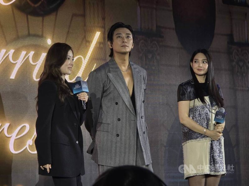 韓劇「再婚皇后」主要演員李世榮（左起）、朱智勛、申敏兒13日在香港出席Disney+原創內容發布會，3人在劇中有著濃烈的情愛糾葛，全劇預計2026年公開。中央社記者洪素津攝　114年11月13日