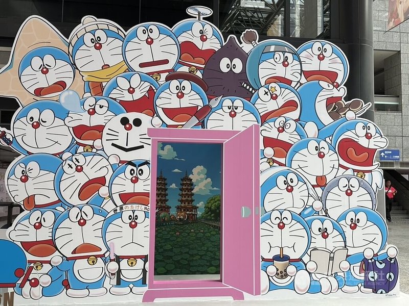 「100%哆啦A夢&FRIENDS」巡迴特展14日起將在國立科學工藝博物館開展,展場大廳設有打卡牆「任意門」,特別融入高雄知名景點龍虎塔。中央社記者林巧璉攝 114年11月13日