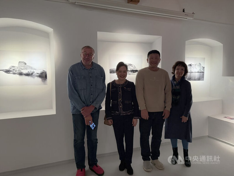 「山水連線」攝影展開幕式上，駐立陶宛代表王雪虹（左2）前來祝賀台灣藝術家楊哲一（右2），並與協助策展的立陶宛攝影師波克斯提斯（左1）與施拉佩萊故居博物館館長帕斯克維切涅（右1）合影。中央社記者游堯茹維爾紐斯攝　114年11月13日