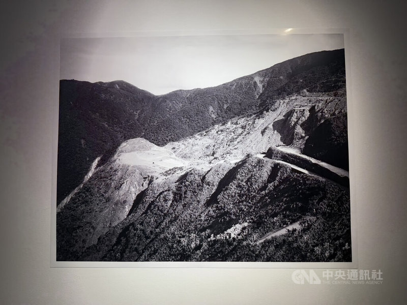 楊哲一的「山水」系列作品以仿宋代巨碑式「山水」畫的古典美學形式，用鏡頭記錄石灰石礦廠的遷徙歷程與痕跡，形塑出屬於當代的山水。中央社記者游堯茹維爾紐斯攝　114年11月13日