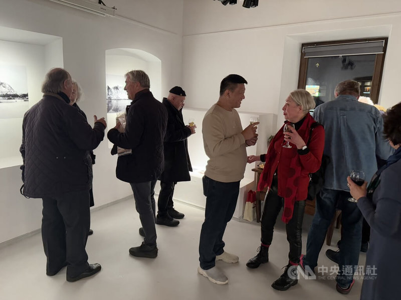 「山水連線」攝影展開幕式上，台灣藝術家楊哲一（中）與前來觀展的民眾交流互動。中央社記者游堯茹維爾紐斯攝　114年11月13日