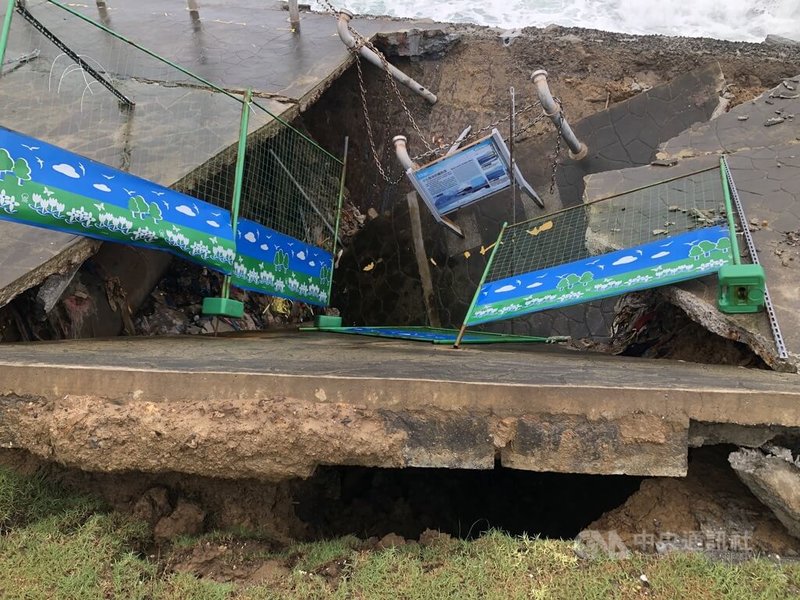 基隆市潮境公園停車場旁臨海步道地基先前掏空，近日颱風鳳凰逼近引發強勁風浪，部分步道12日發生坍塌（圖），現場已先設置圍籬，管理單位海科館已向教育部爭取經費整修。中央社記者王朝鈺攝　114年11月13日