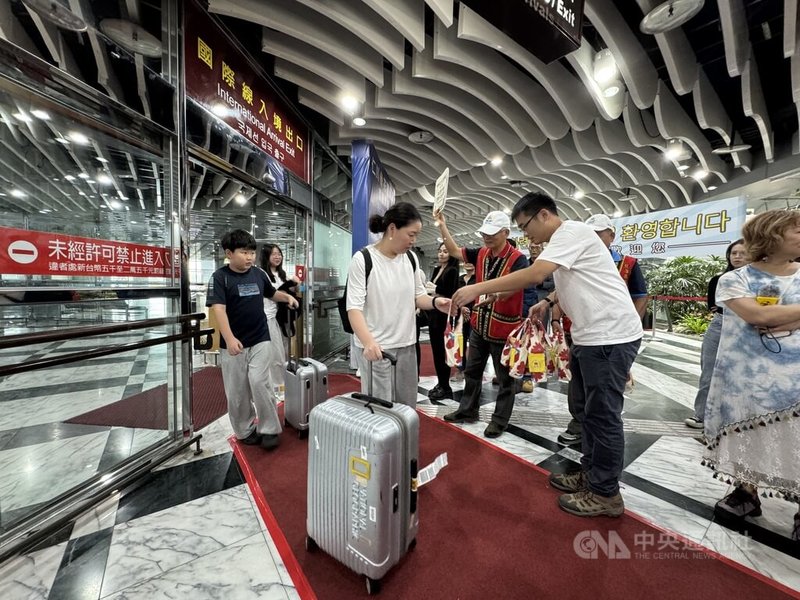 韓國仁川－花蓮直航航線13日重新啟航，首航班機迎來132名旅客，花蓮縣政府還特別準備珍珠奶茶迎賓。觀光處長余明勲表示，仁川直飛花蓮不是只是航線重啟，更象徵花蓮再次走向國際舞台，中央社記者張祈攝　114年11月13日