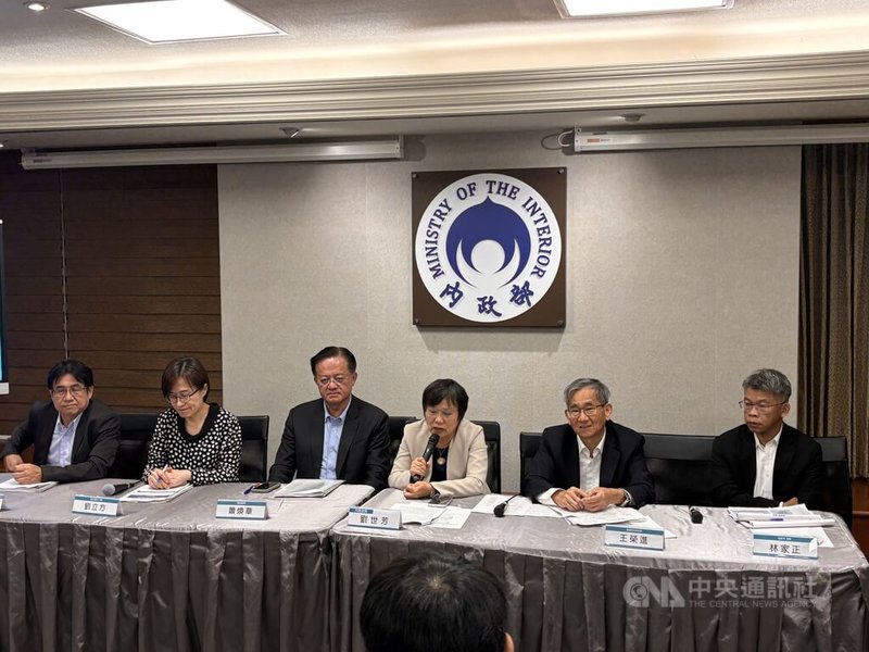 內政部13日舉行部務會報會後記者會，左起為國土署長吳欣修、內政部綜合規劃司長劉立方、消防署長蕭煥章、內政部長劉世芳、建研所長王榮進與地政司長林家正。中央社記者高華謙攝　114年11月13日