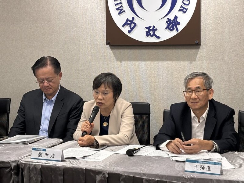 普發現金新台幣一萬元上路，內政部長劉世芳（中）13日指出，除了透過電台以國語、台語與客語宣導，也會製作紅布條給傳統市場及鄉下地區的美容、美髮院，希望多多宣導民眾不要被詐騙。中央社記者高華謙攝 114年11月13日