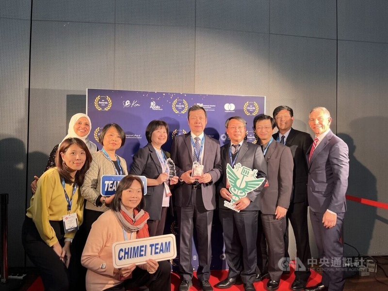 奇美醫學中心在世界醫院大會獲雙獎，包括「醫療人員福祉獎」金牌及「臨床品質與病人安全獎」銀牌，總院院長林宏榮（左5）與副院長陳綉琴（左4）手持獎牌，與國際醫院聯盟IHF執行長拉瓦特（Ronald Lavater，右1）及理事長塔拉克（Dr. Muna Abdul Razzaq Tahlak，左2戴白色頭巾）合影。中央社記者郭芳君蘇黎世傳真 114年11月13日