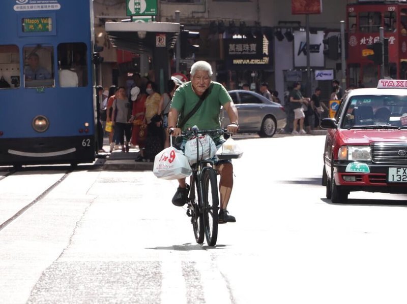 中國餐飲外賣公司美團近年積極拓展香港市場，引起外界關注公平競爭問題，導致法定機構競爭事務委員會介入處理。圖為外賣員騎著自行車送外賣。中央社記者張謙香港攝　114年11月13日