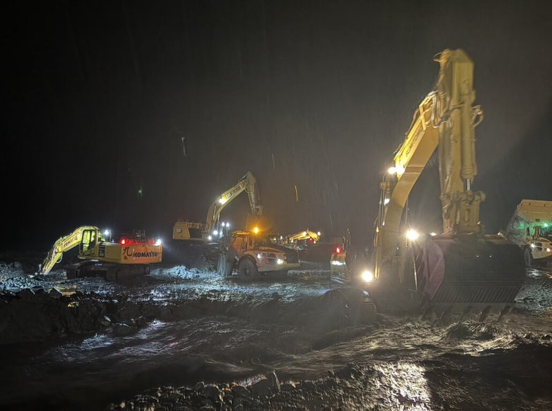 水利署自10日晚間8時起歷時55小時，在13日凌晨3時成功改道及封堵，河水已不再沿道路漫流進入明利社區，後續將加強培厚封堵段。（水利署提供）中央社記者曾智怡傳真　114年11月13日