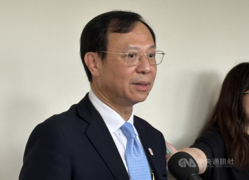 公費流感疫苗校園接種引發家長不滿，認為施打前一天才告知廠牌，來不及了解及選擇。衛福部長石崇良13日受訪表示，若無特殊不良反應，家長不需堅持廠牌，效果都是一樣的。中央社記者沈佩瑤攝　114年11月13日