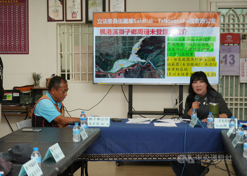 民進黨籍山地原住民立委伍麗華（右）接受新路部落陳情，13日舉行協調會議，針對70公頃未登錄地種植西瓜及土地使用等事宜，邀集財政部國有財產署、農業部農村水土保持署及經濟部水利署等相關部會釐清相關法令及土地管理權責。中央社記者黃郁菁攝　114年11月13日