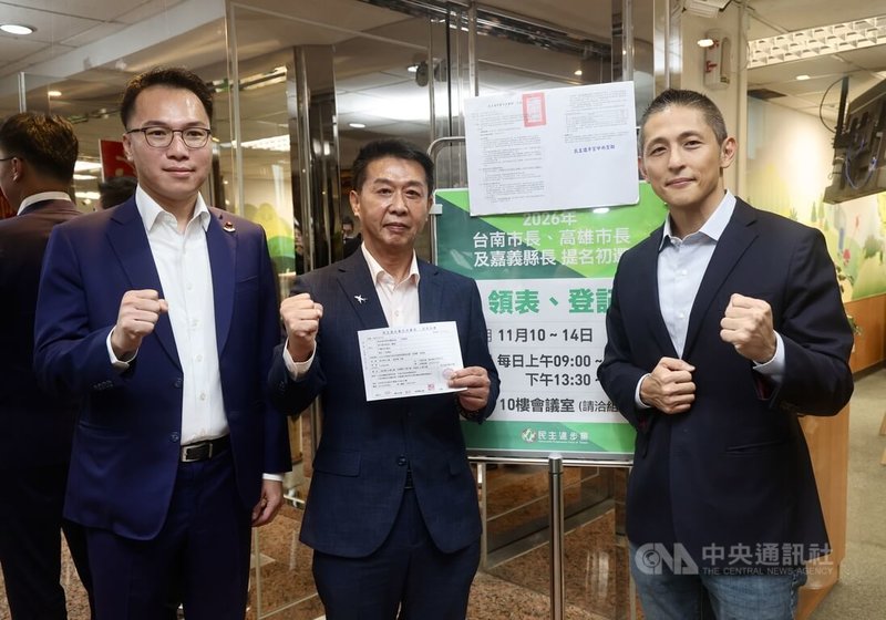 民進黨立委許智傑（中）13日在壯闊台灣創辦人吳怡農（右）、高雄市議員林智鴻（左）等人陪同下前往民進黨中央黨部，正式登記參加民進黨2026年高雄市長黨內初選。中央社記者張皓安攝　114年11月13日