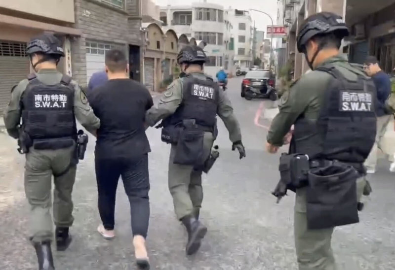 台南市政府警察局少年警察隊10日兵分3路攻堅永康區3處地點，逮捕3名毒販，且出動緝毒犬起出大量毒品。（台南市警察局提供）中央社記者張榮祥台南傳真  114年11月13日