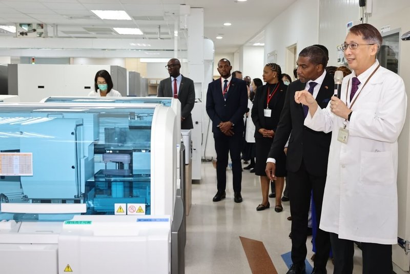 聖克里斯多福及尼維斯聯邦訪團13日參訪台北榮民總醫院,由北榮病理檢驗部主任潘競成(右)介紹全自動化系統與數位病理應用。(北榮提供)中央社記者曾以寧傳真 114年11月13日