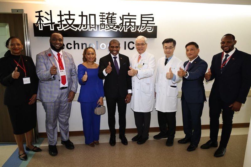 聖克里斯多福及尼維斯聯邦總理德魯(Terrance Drew)(左4)率團來台訪問,13日到台北榮民總醫院,參觀科技加護病房「機器人照護系統」等多項創新成果。(北榮提供)中央社記者曾以寧傳真 114年11月13日