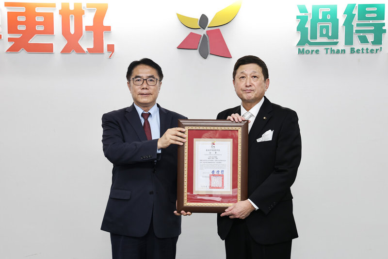 日本山形市長佐藤孝弘等人12日拜會台南市長黃偉哲（左），會中黃偉哲頒發「台南市榮譽市民證書」給前議長長谷川幸司（右），感謝他對促進兩市交流的支持與貢獻。（台南市政府提供）中央社記者張榮祥傳真　114年11月13日