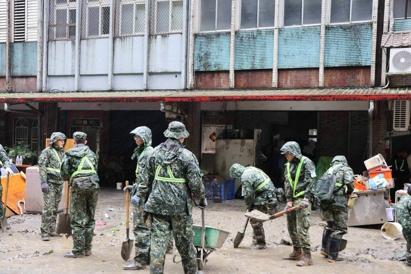 颱風鳳凰挾帶豪雨重創宜蘭蘇澳地區，造成多處淹水災情，國軍13日持續派員協助整理環境，盼受災戶早日恢復正常生活步調。（蘇澳鎮公所提供）中央社記者沈如峰宜蘭縣傳真　114年11月13日