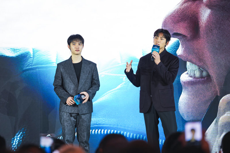 韓國男星池昌旭（右）、D.O.都敬秀（左）13日在香港出席Disney+原創內容發布會，2人在影集「操控遊戲」中有不少精彩動作戲，都敬秀更是首次挑戰反派角色。（迪士尼提供）中央社記者洪素津傳真　114年11月13日