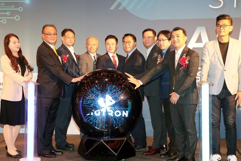 希格諾科技及美超微電腦等多家公司13日在台南簽約啟動「新一代SiGTRON AI工廠建置計畫」，台南市長黃偉哲（左6）也出席與會。（台南市政府提供）中央社記者張榮祥台南傳真　114年11月13日