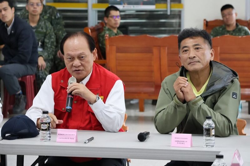 行政院政務委員季連成（左）13日主持「蘇澳鎮災後復原工作會議」，蘇澳鎮長李明哲（右）也出席與會。季連成表示，有信心蘇澳可於14日晚間完成災後復原工作。（蘇澳鎮公所提供）中央社記者沈如峰宜蘭縣傳真　114年11月13日