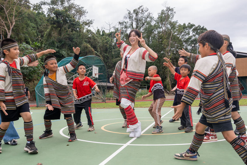 球芽基金2025年邀請來自韓國、現為中職啦啦隊成員的安芝儇（中）擔任公益大使，她親身走入苗栗縣泰安鄉汶水國小，與汶水棒球隊小朋友互動。（球芽基金提供）中央社記者謝靜雯傳真　114年11月13日