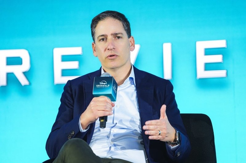 迪士尼電視工作室與全球原創電視內容策略總裁舒萊爾（Eric Schrier，另譯：施瑞爾）（圖）13日在2025年Disney+原創內容發布會中，提及製作的核心在於為創作者打造自由創作環境，且每個項目無固定公式，強調創意自由與實驗精神。（迪士尼提供）中央社記者洪素津傳真　114年11月13日