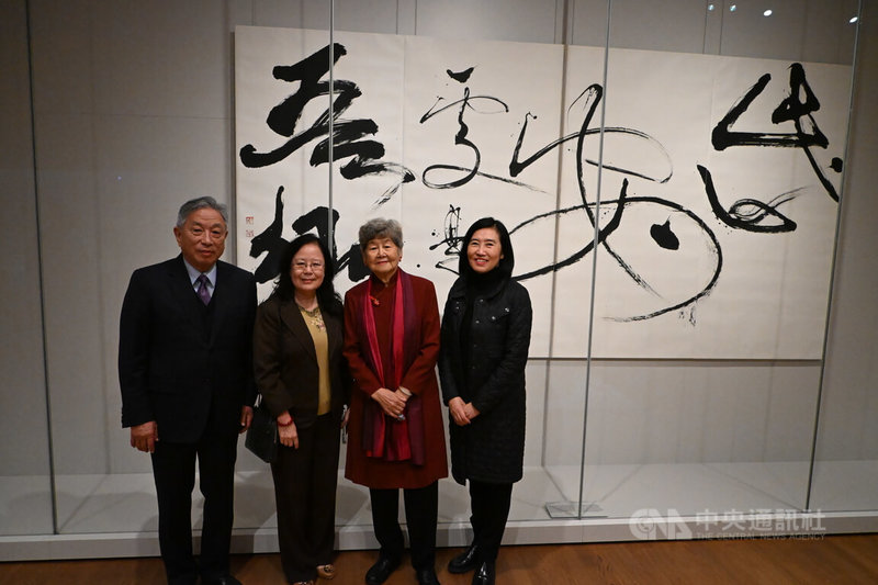 「董陽孜 : 此心安處是吾鄉」展於12日舉行開幕茶會,台灣駐荷蘭代表處代表田中光(左1)與夫人(左2)、駐法國台灣文化中心主任胡晴舫(右1)到場致意,並與董陽孜(右2)合照。中央社記者吳柏緯阿姆斯特丹攝 114年11月12日