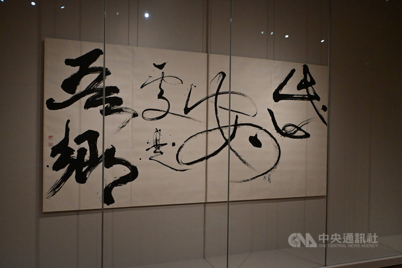 荷蘭國家博物館展出董陽孜的「此心安處是吾鄉」大型書法作品。中央社記者吳柏緯阿姆斯特丹攝 114年11月12日