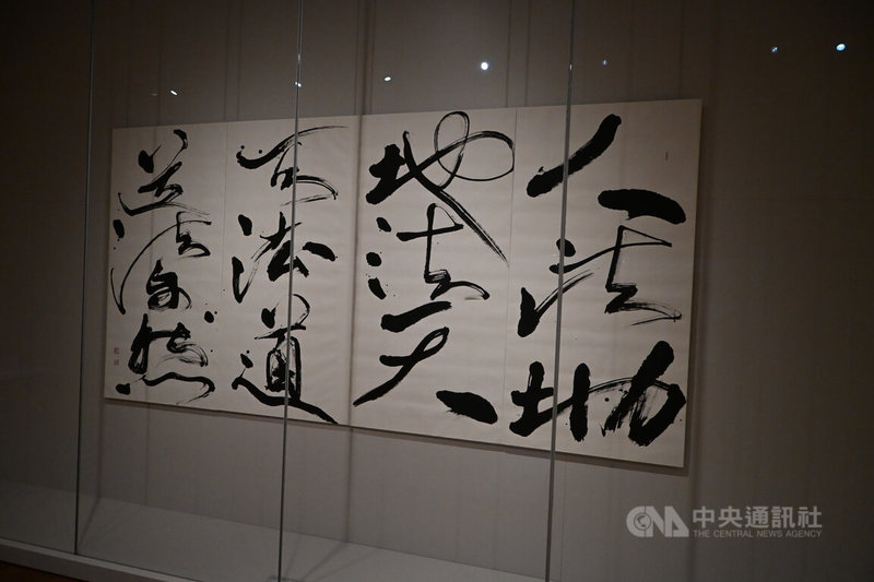 荷蘭國家博物館展出董陽孜的「人法地,地法天,天法道,道法自然」大型書法作品。中央社記者吳柏緯阿姆斯特丹攝 114年11月12日