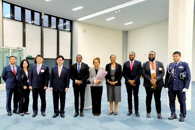 聖克里斯多福及尼維斯聯邦總理德魯（Terrance Drew）（左5）伉儷13日率團訪台，德魯在桃機發表談話表示，將支持確保台灣對全球和平、發展和創新貢獻，能在國際社會獲得應有的認可和接納，也盼望訪問能加強兩國邦誼。中央社記者吳睿騏桃園機場攝　114年11月13日