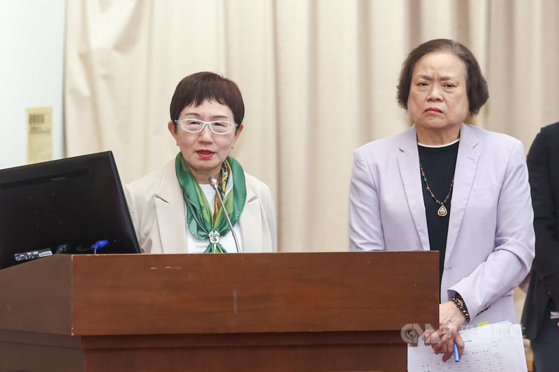 為縮短所得差距，財政部長莊翠雲（左）13日在立法院表示，財政部透過建立合理稅制，強化租稅移轉效果，協助照顧弱勢，縮小所得差距，並鼓勵中小企業增僱青年與高齡基層員工，調高基層員工薪資水準3面向政策，提升稅收公平與效率，減輕中低所得者負擔，縮小貧富差距。圖右為主計總處主計長陳淑姿。中央社記者王騰毅攝  114年11月13日