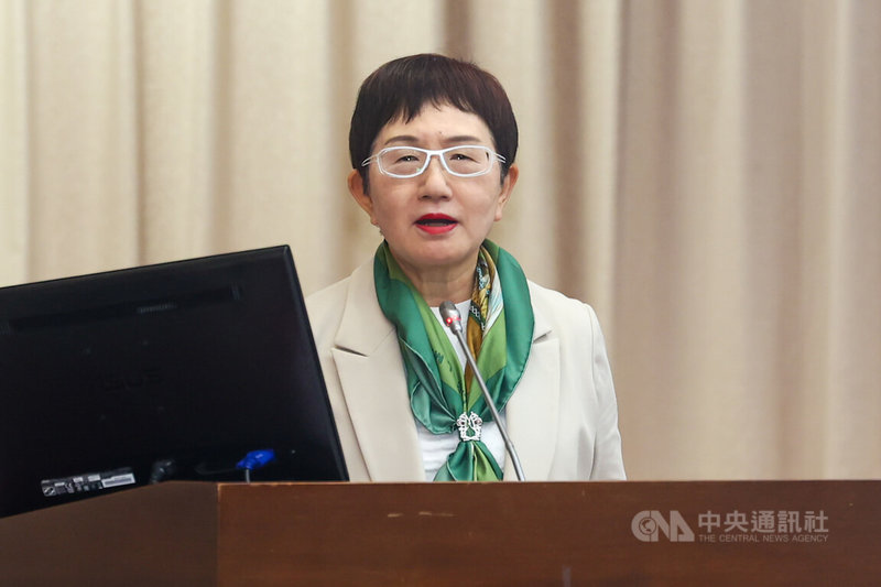 菸害防制法新法上路逾2年，114年首波2業者14品項加熱菸有條件過審，而台灣菸酒公司尚未通過衛福部審查，引發立委關切。財政部長莊翠雲13日在立法院表示，財政部已多次向衛福部反映，會進一步與衛福部溝通。中央社記者王騰毅攝  114年11月13日