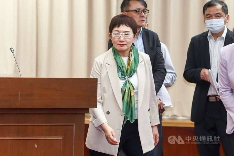 立委13日在立法院財政委員會質詢關注行政院何時提出財劃法修正草案，財政部長莊翠雲（前）說明，財政部已經開過4次會，近期已經將草案送給行政院，但內容尚須進一步整理。中央社記者王騰毅攝  114年11月13日