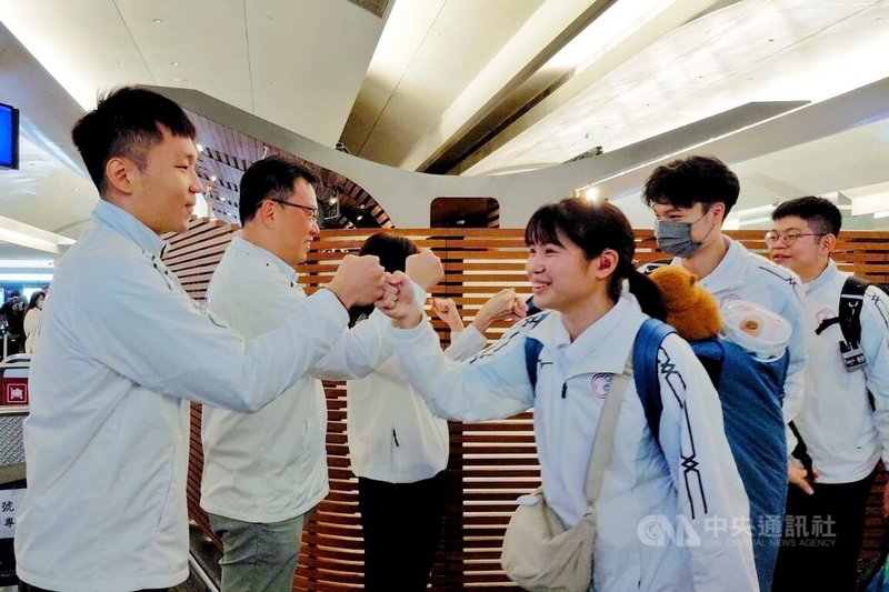 運動部長李洋（左1）13日到桃園國際機場為東京聽奧代表團送機，逐一和選手擊拳打氣，祝福有好表現。中央社記者吳睿騏桃園機場攝　114年11月13日
