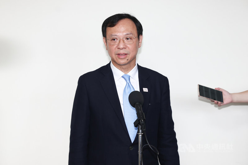 15萬顆芬普尼雞蛋流入市面，目前只追回約3萬顆，引發食安疑慮，多名立委要求提高抽驗比例。衛福部長石崇良（圖）13日在立法院受訪說明，籠飼蛋市占率較高，被抽到的機率原本就較高，會檢視目前抽驗占比是否需要調整。中央社記者王騰毅攝  114年11月13日