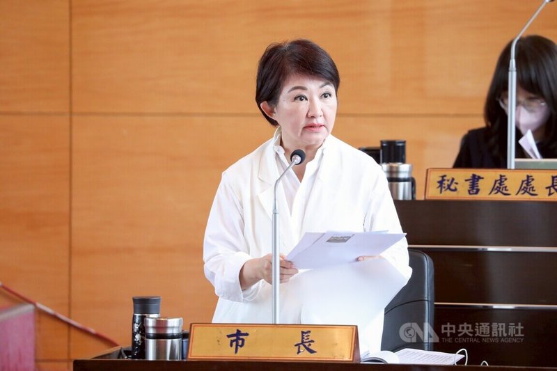 台中市長盧秀燕(前)13日在台中市議會答詢表示,禁廚餘養豬一定是未來趨勢,台中市政府現在正與豬農及相關行業討論。中央社記者郝雪卿攝 114年11月13日