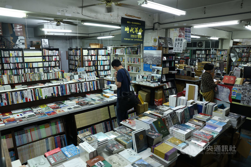 唐山書店位於台北溫羅汀商圈、新生南路巷內的地下室，為學生及無數愛書人提供精神糧食，數10年來面對「特別301法案」、網路出現以及市場快速萎縮都沒被打垮，最感到壓力的還是房租。中央社記者王騰毅攝　114年11月13日