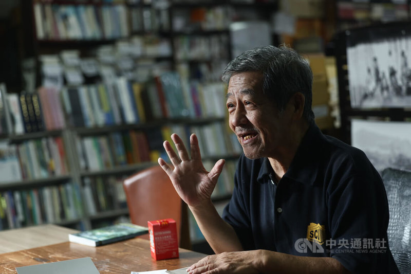 唐山書店創辦人陳隆昊（圖）持續堅守崗位近半世紀，他接受中央社記者專訪表示，現在都快75歲，隨時都可以退休，但想到這一路走來有多少人受他的影響開了書店，不時向他請教，就覺得責任重大，擔子放不下來。中央社記者王騰毅攝　114年11月13日
