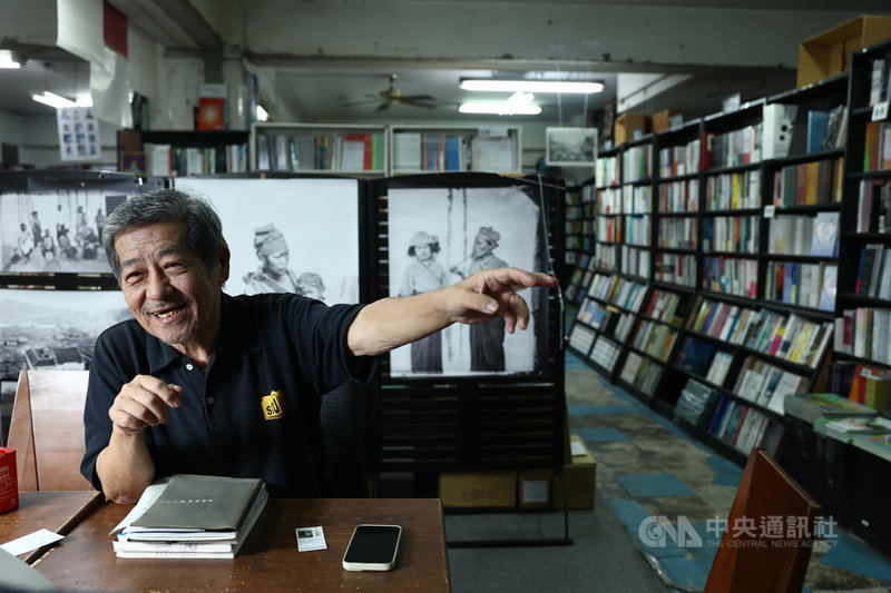 面對數位對書業帶來的衝擊，唐山書店創辦人陳隆昊（圖）認為不要抗拒，「不管是紙本書還是電子書，獨立書店也許可嘗試數位出版，幫地方想出書的人出書、上傳網路，這是獨立書店可以思考的方向」，目前唐山書店也正朝著這個方向進行。中央社記者王騰毅攝　114年11月13日