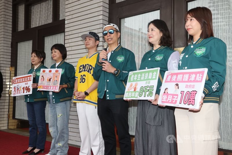 立法院修訂財政收支劃分法，因計算公式分母錯誤，導致新台幣345億元統籌款無法分配；民進黨團提出財劃法第16條之1未分配款運用暫行條例，13日在立院議場前舉行記者會，黨團幹事長鍾佳濱（右3）、副幹事長范雲（左1）等出席，呼籲藍白支持擴大全民福利的福國利民法案，不要再丟包。中央社記者郭日曉攝　114年11月13日