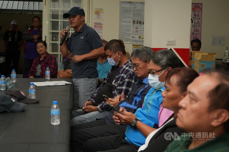 屏東楓港溪河道種植西瓜惹民怨，新路部落反對破壞環境自救會13日在民進黨立委伍麗華舉行的協調會中指出，河川公地利用行為應綜合環境部、農業部水土保持機關、在地居民及公益性等意見，進行租約審查、或者廢止。中央社記者黃郁菁攝　114年11月13日