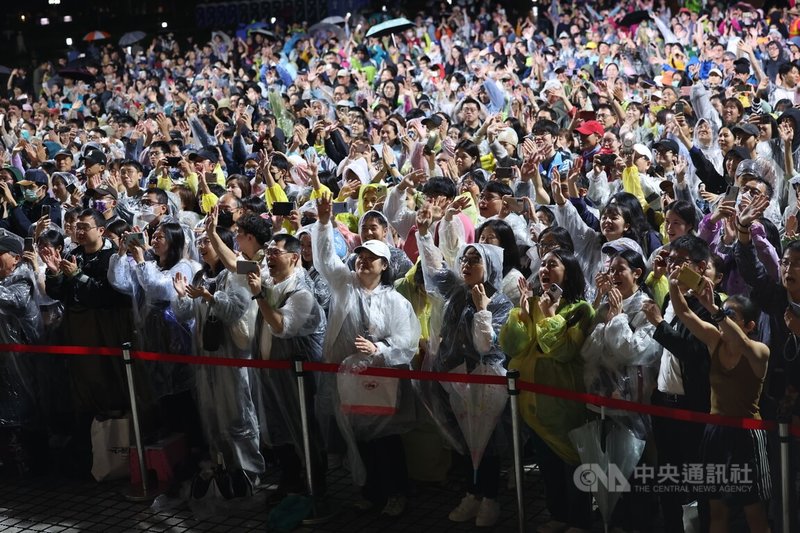 柏林愛樂首席指揮基里爾．佩特連科（Kirill Petrenko）首度領軍訪台帶來3場音樂會，其中13日晚間場次同步在兩廳院戶外廣場轉播，演出後佩特連科現身向樂迷致意，現場觀眾也熱情歡迎。中央社記者吳家昇攝　114年11月13日