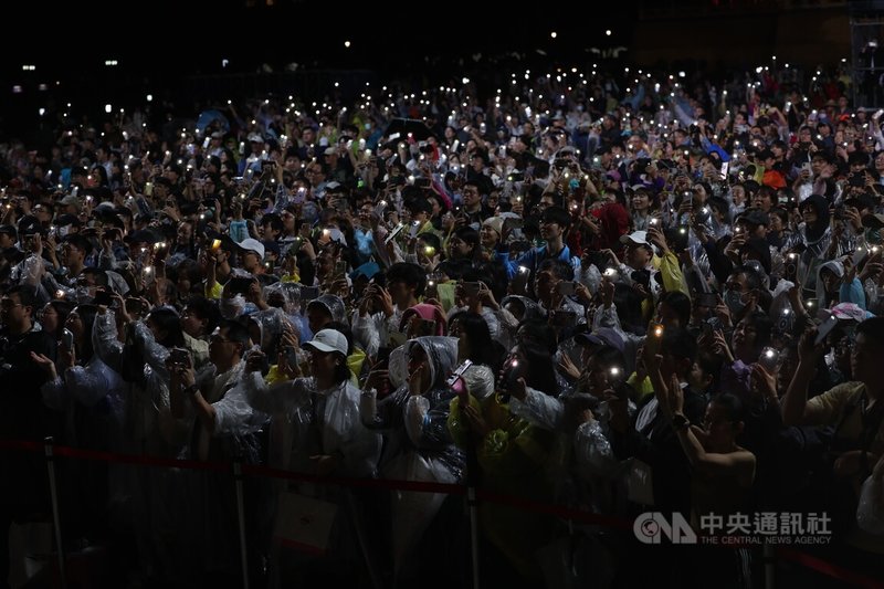 柏林愛樂訪台20週年，首席指揮基里爾．佩特連科（Kirill Petrenko）13日晚間在台北國家音樂廳領軍演出音樂會，並於戶外同步轉播，吸引大批樂迷冒雨參與，眾人並點亮手機燈光向柏林愛樂致意。中央社記者吳家昇攝　114年11月13日
