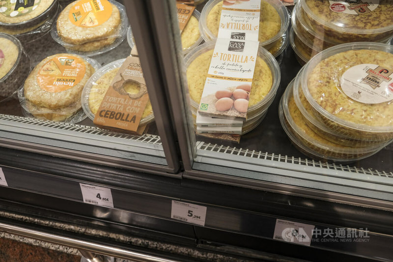 西班牙人愛吃蛋的程度可從國民美食「西班牙馬鈴薯烘蛋」的普及程度看出，這道小吃不僅到處都有供應，西班牙人還當作3餐吃，在超市也買得到。中央社記者胡家綺馬德里攝　114年11月13日