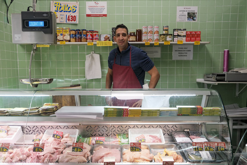 受禽流感疫情影響，雞蛋成為西班牙2025年價格漲幅最大的食品。位於馬德里市中心的百年雞肉與雞蛋專賣店主理人Alex表示，蛋價狂飆，每打雞蛋約上漲1歐元（約新台幣36元）。中央社記者胡家綺馬德里攝　114年11月13日