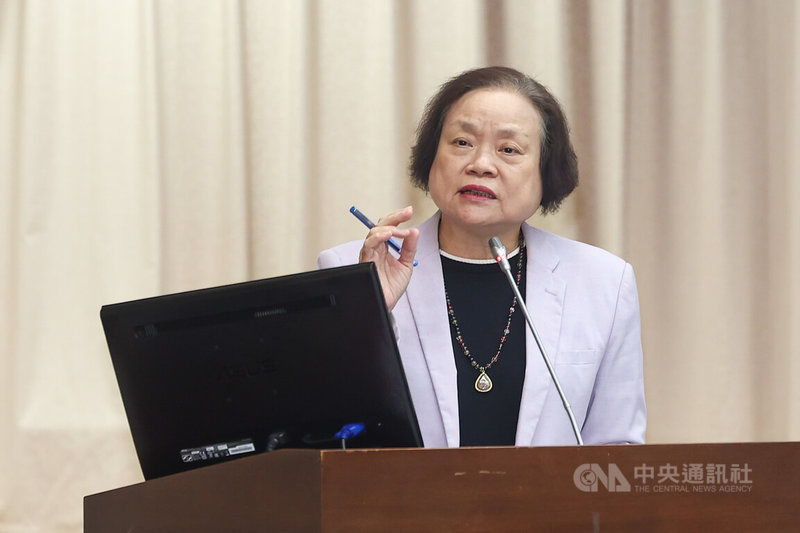 AI商機大爆發，催動台灣出口、投資雙引擎，國內智庫陸續上修台灣114年經濟成長率預測。行政院主計總處主計長陳淑姿（圖）13日赴立法院財政委員會報告指出，114年經濟成長率應可趨近6%，估計至少5.5%以上，僅管外界憂心AI泡沫化，但她樂觀看待AI前景。中央社記者王騰毅攝  114年11月13日