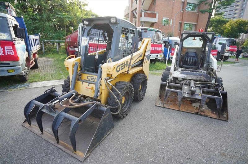 宜蘭縣蘇澳鎮因颱風鳳凰外圍環流影響豪雨成災，台中市建設局13日出動抓斗車、山貓等救災器具，整裝前往蘇澳馳援，協助災後清淤復原工作。（台中市政府提供）中央社記者郝雪卿傳真　114年11月13日