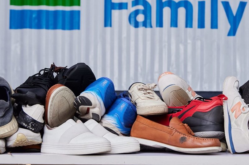 舊鞋救命協會13日宣布攜手全家超商一起做公益，推出「店到店」捐鞋計畫，及「送愛到非洲」零錢捐活動，呼籲各界踴躍響應送愛。（舊鞋救命協會提供）中央社記者黃旭昇新北傳真　114年11月13日