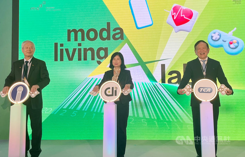 台北資訊月13日登場,數發部數產署打造「moda AI LIVING LAB」主題館,數發部數產署副署長陳慧敏(中)出席主題館開幕活動。中央社記者趙敏雅攝 114年11月13日