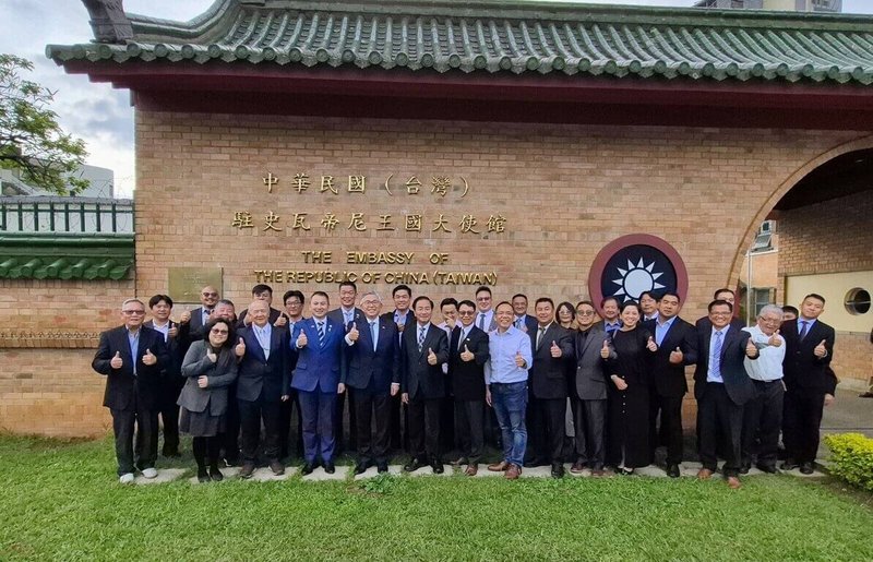 外交部於10日至12日籌組非南地區台商投資考察團赴史國考察，駐史瓦帝尼王國大使梁洪昇（前左5）於大使館歡迎非南地區台商考察團。（外交部提供）中央社記者楊堯茹傳真　114年11月13日