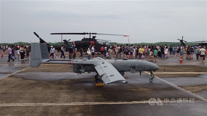 圖說空軍嘉義基地開放，展示銳鳶無人機等空用裝備。（中央社檔案照片）